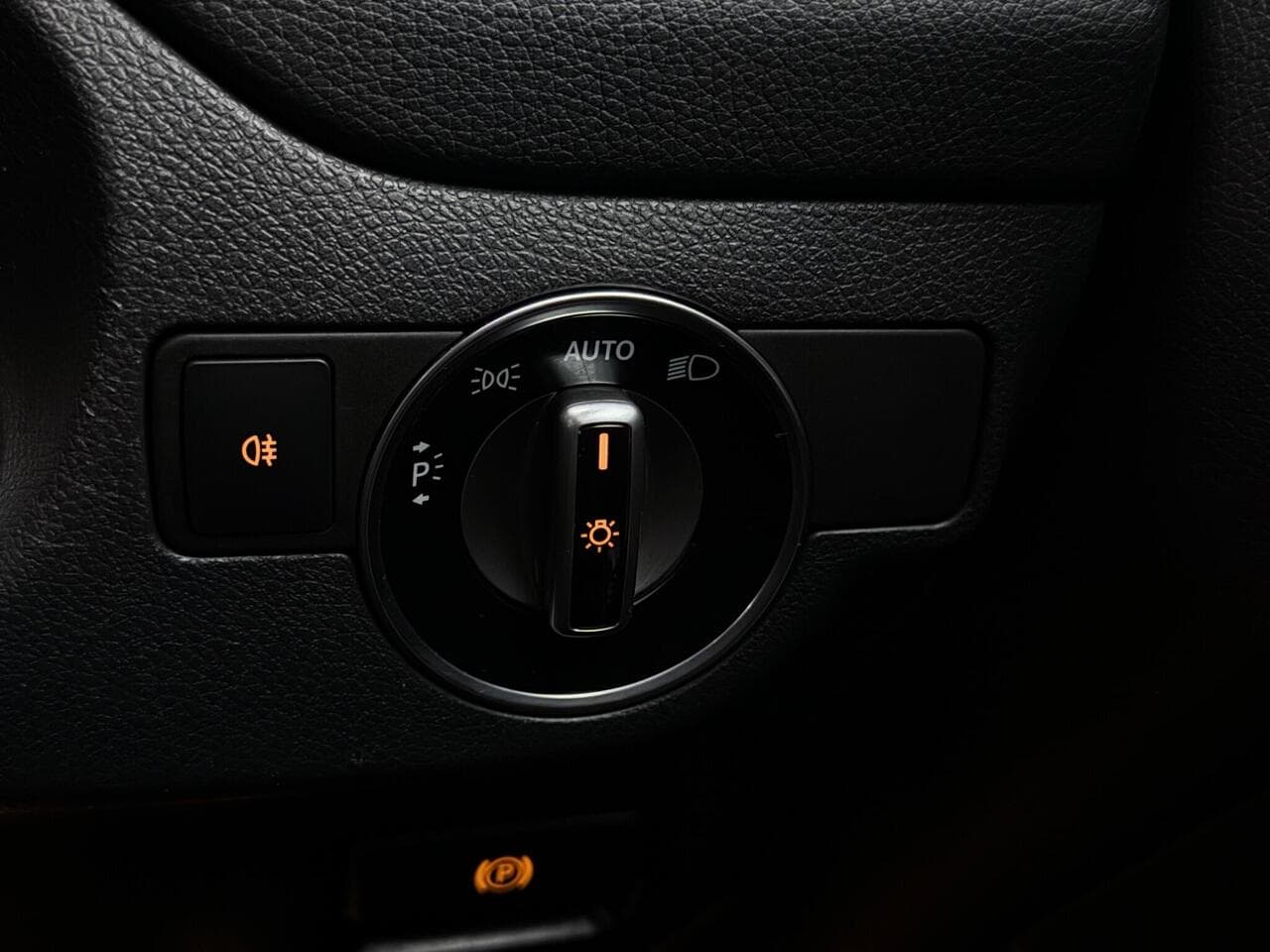 Mercedes-Benz GLA thumbnail Misc Controls