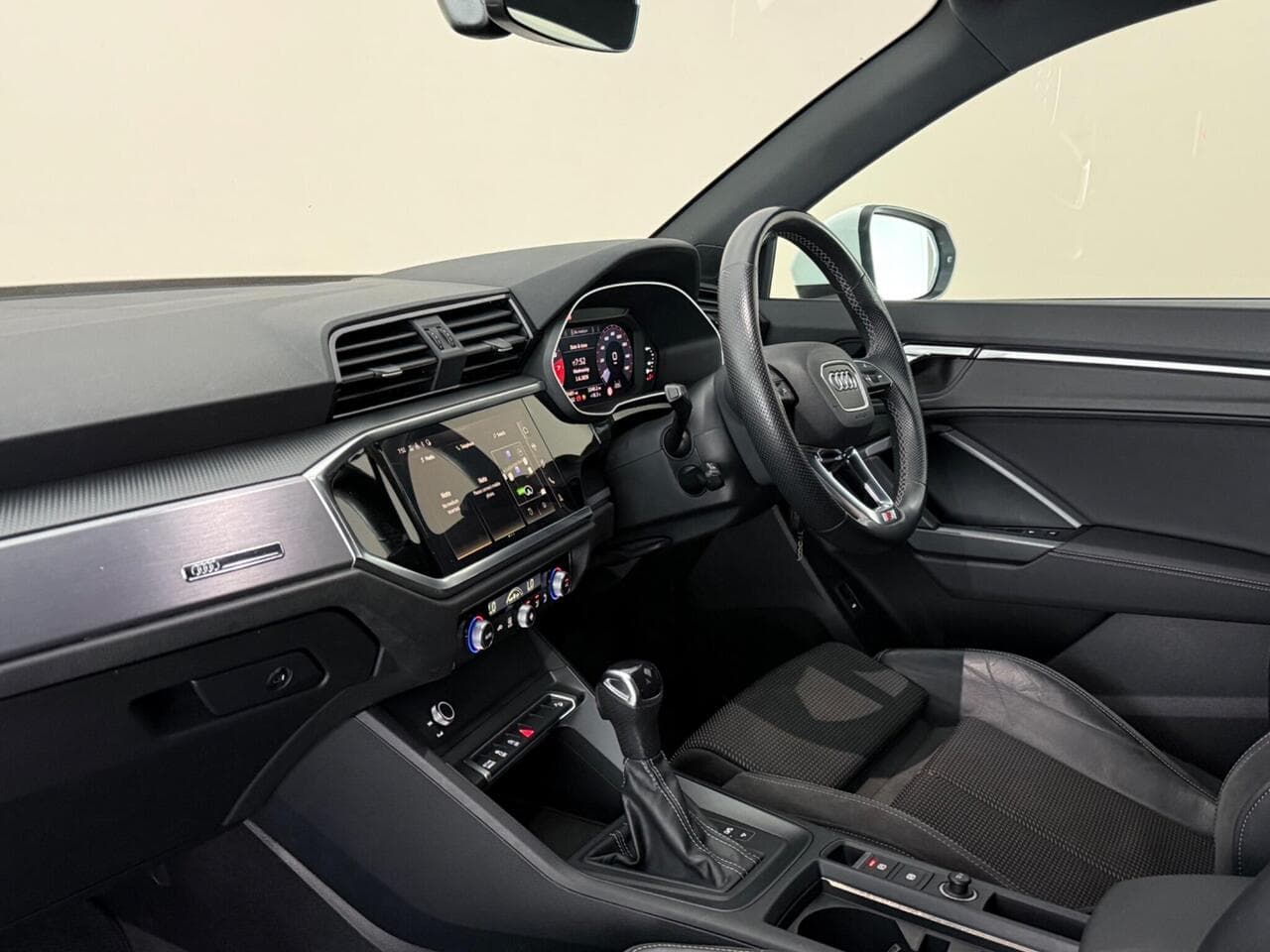 Audi Q3 thumbnail Interior Front