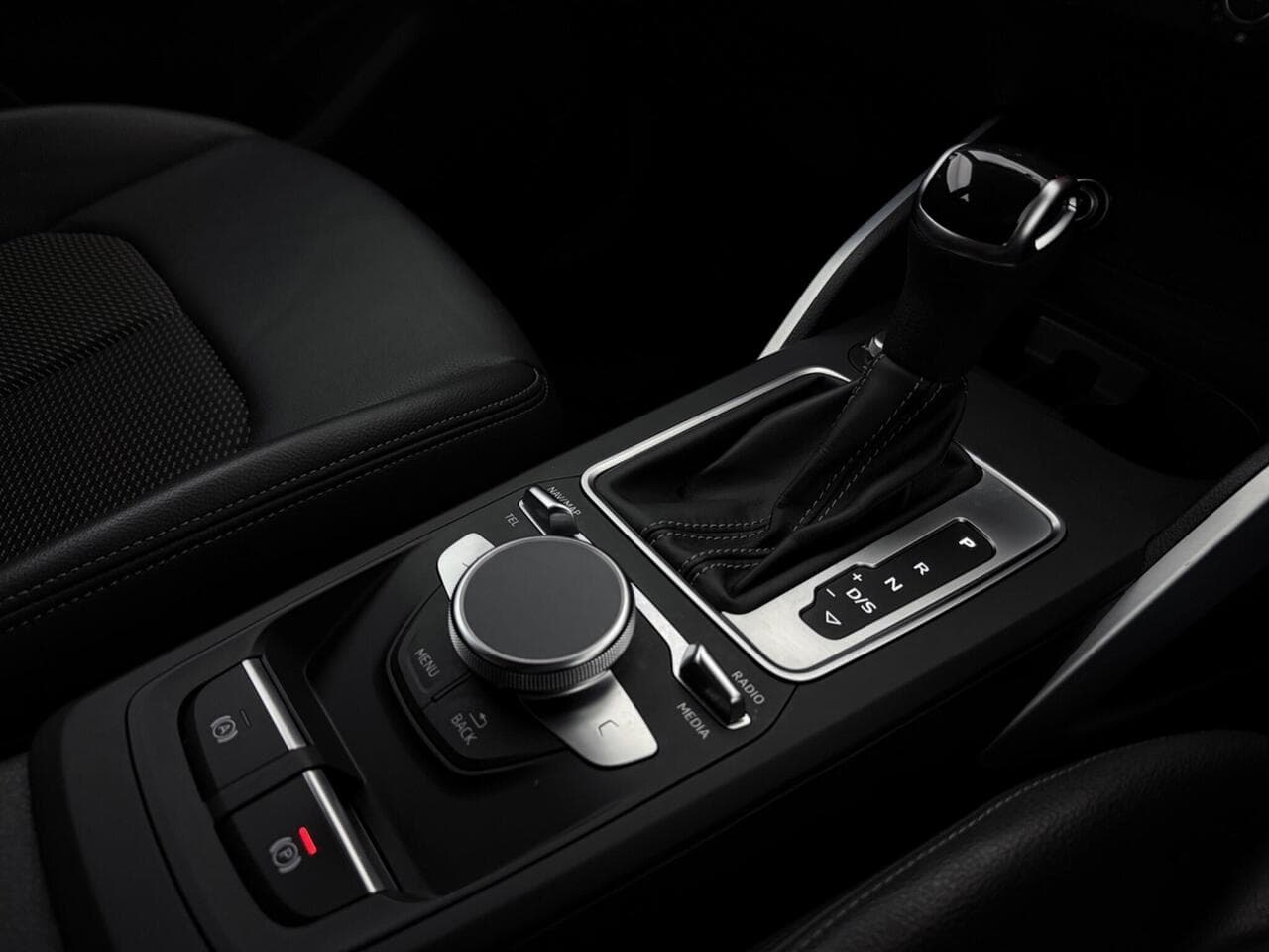 Audi Q2 thumbnail Interior Front
