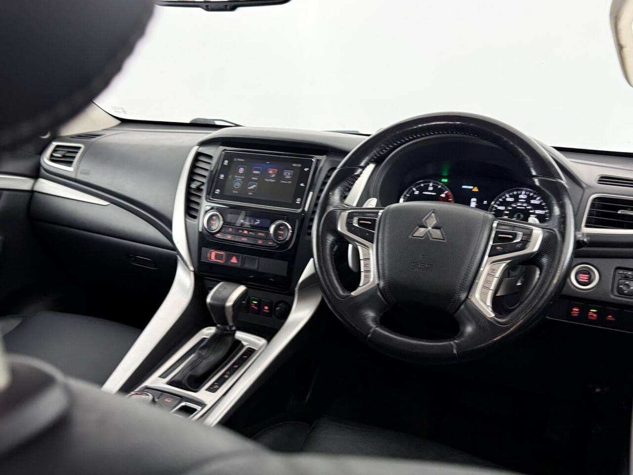 Mitsubishi Shogun Sport thumbnail Interior Front