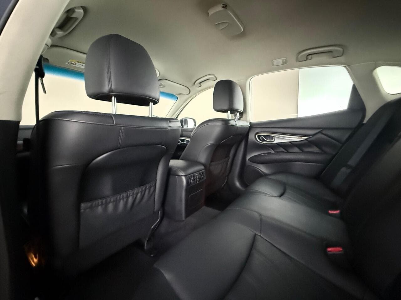 Infiniti Q70 thumbnail Seats Rear