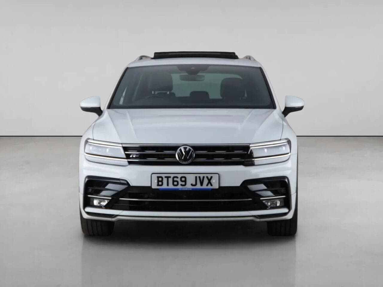 Volkswagen Tiguan thumbnail Front
