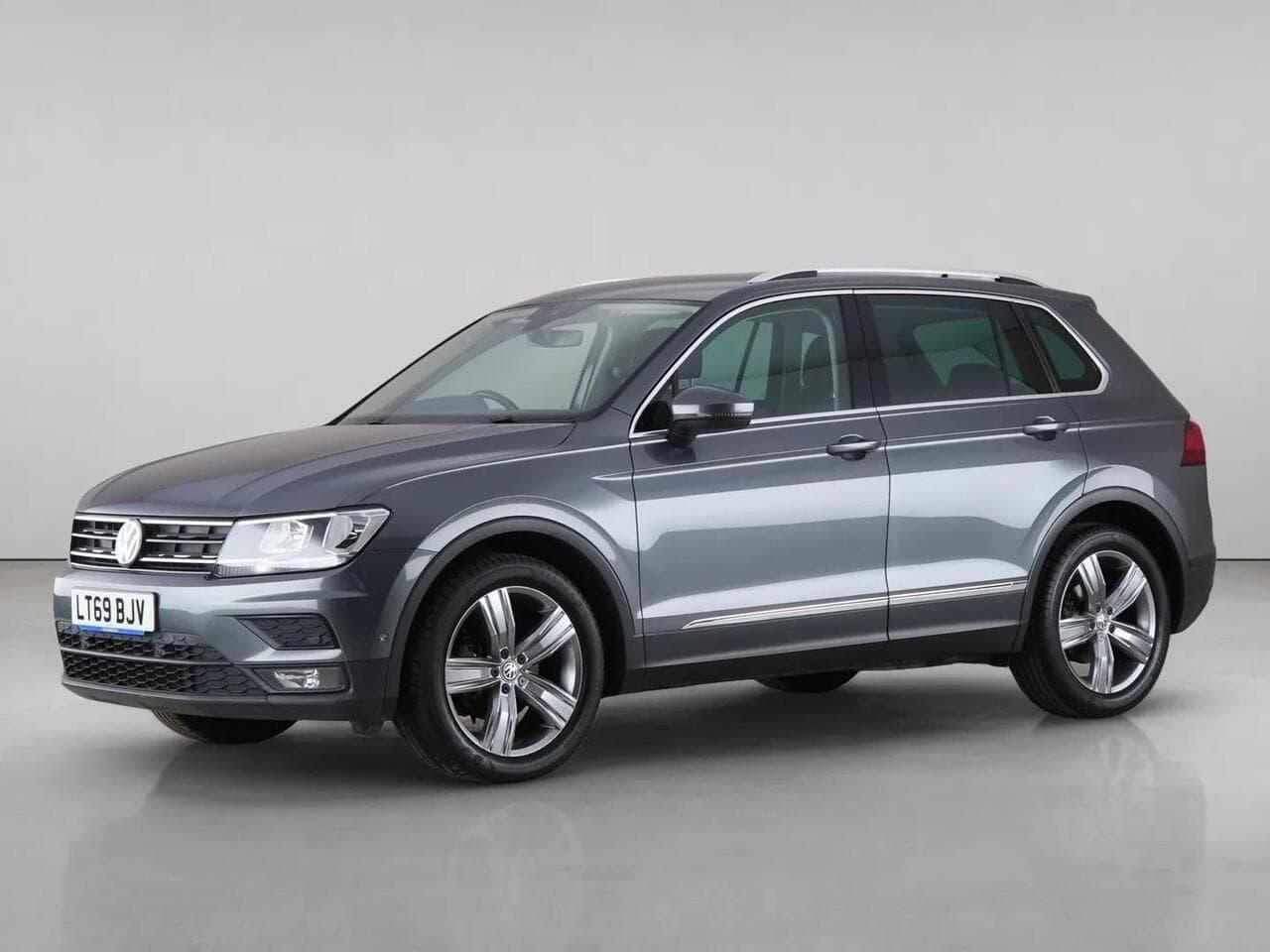 Volkswagen Tiguan thumbnail Front Left