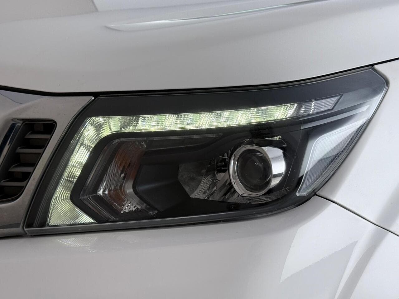 Nissan Navara thumbnail Lights Front
