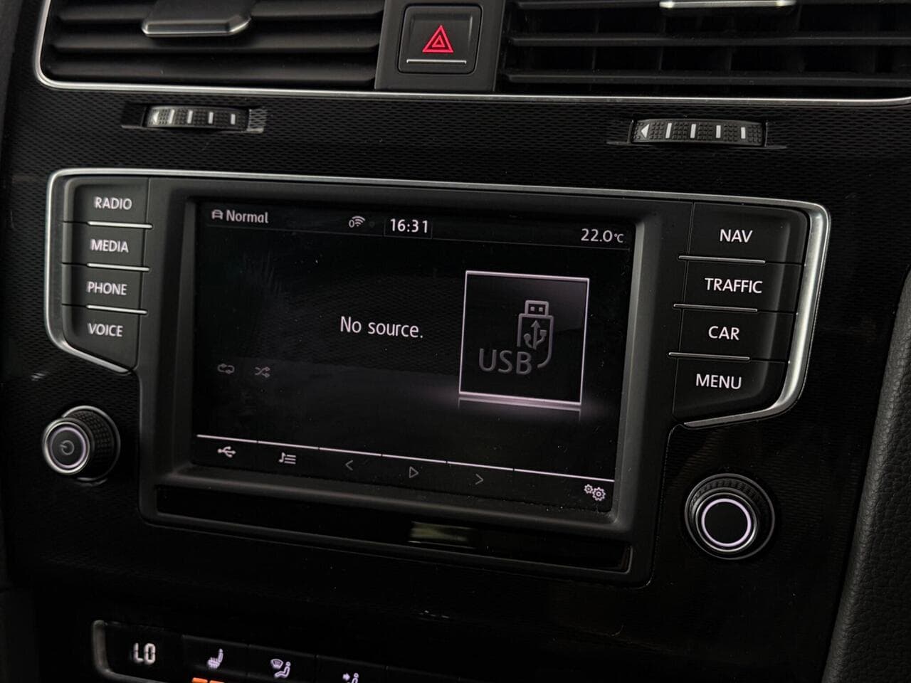 Volkswagen Golf thumbnail Infotainment System