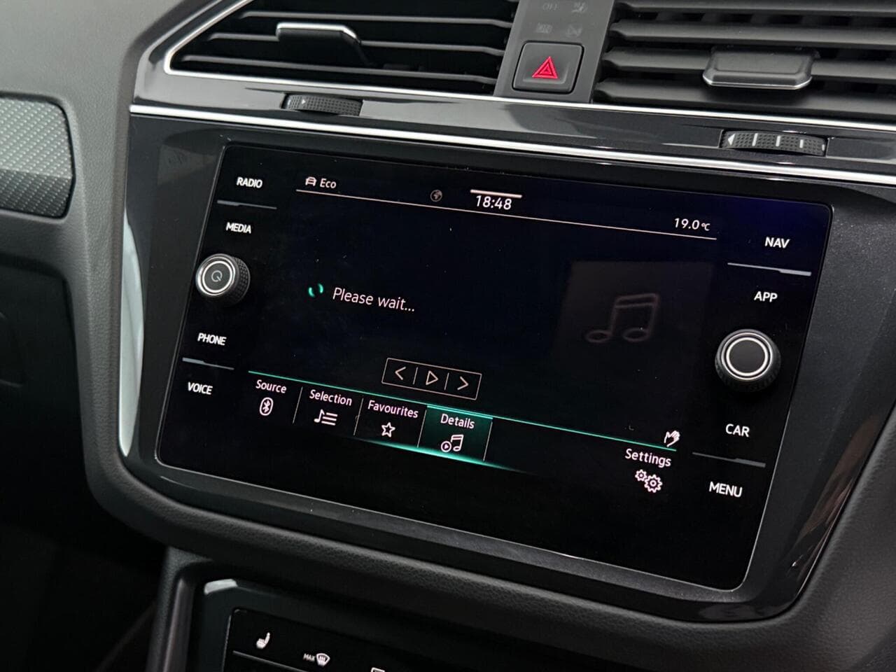 Volkswagen Tiguan thumbnail Infotainment System