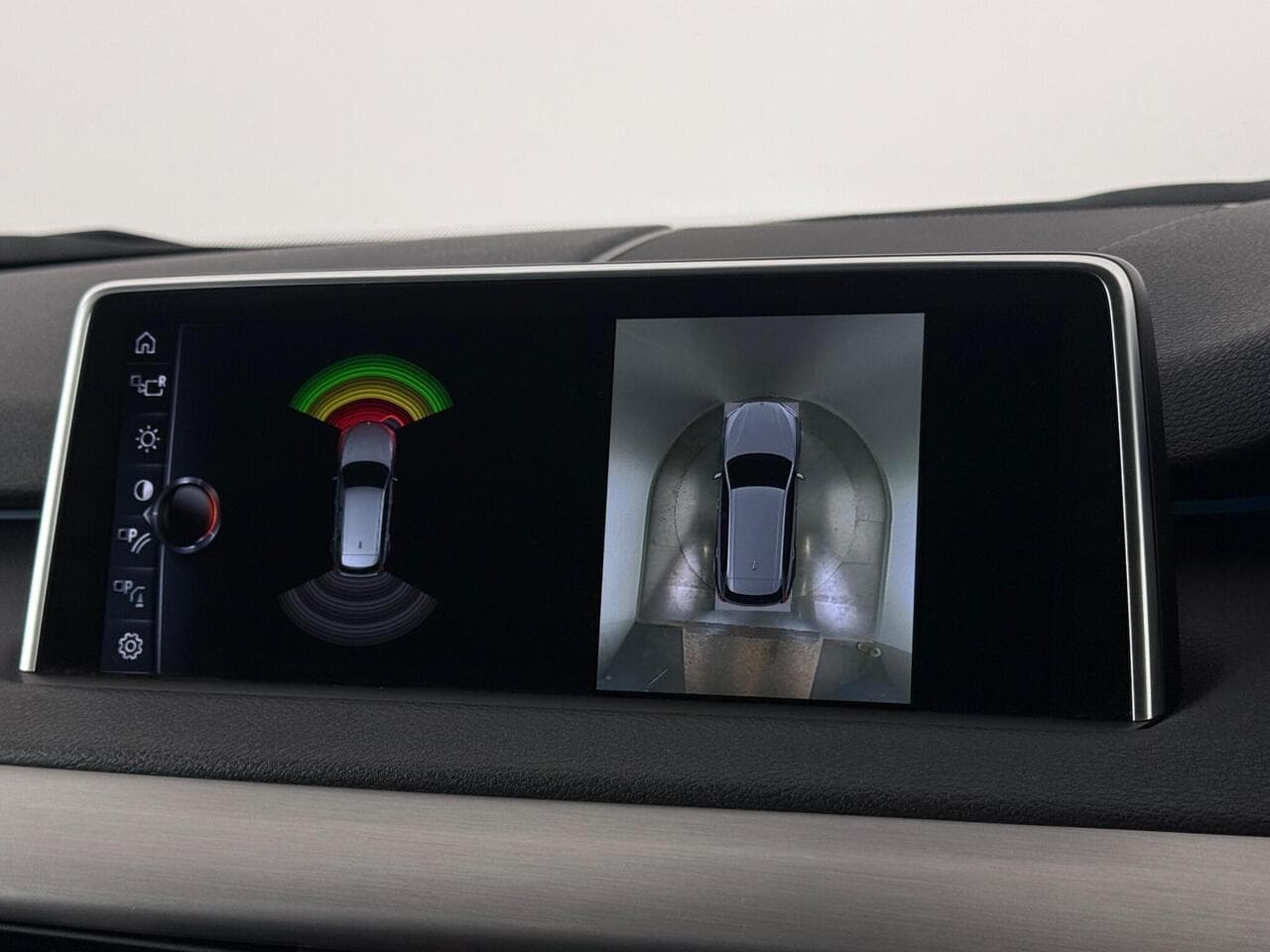BMW X5 thumbnail Infotainment System