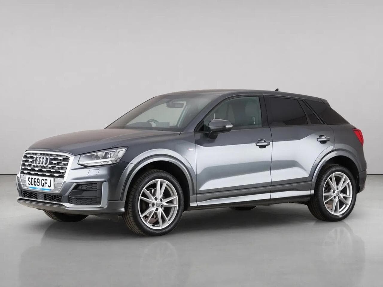 Audi Q2 thumbnail Front Left