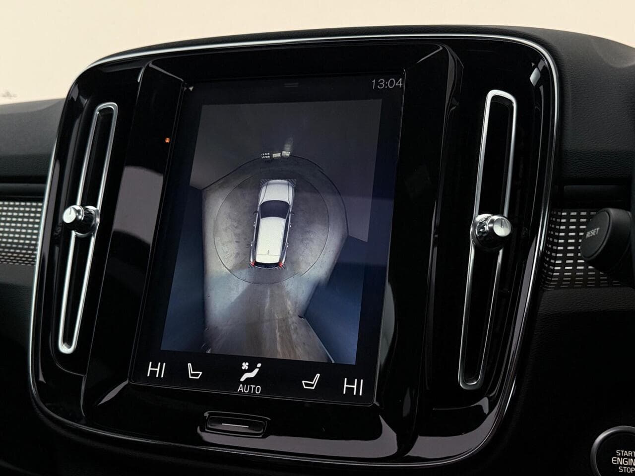 Volvo XC40 thumbnail Infotainment System