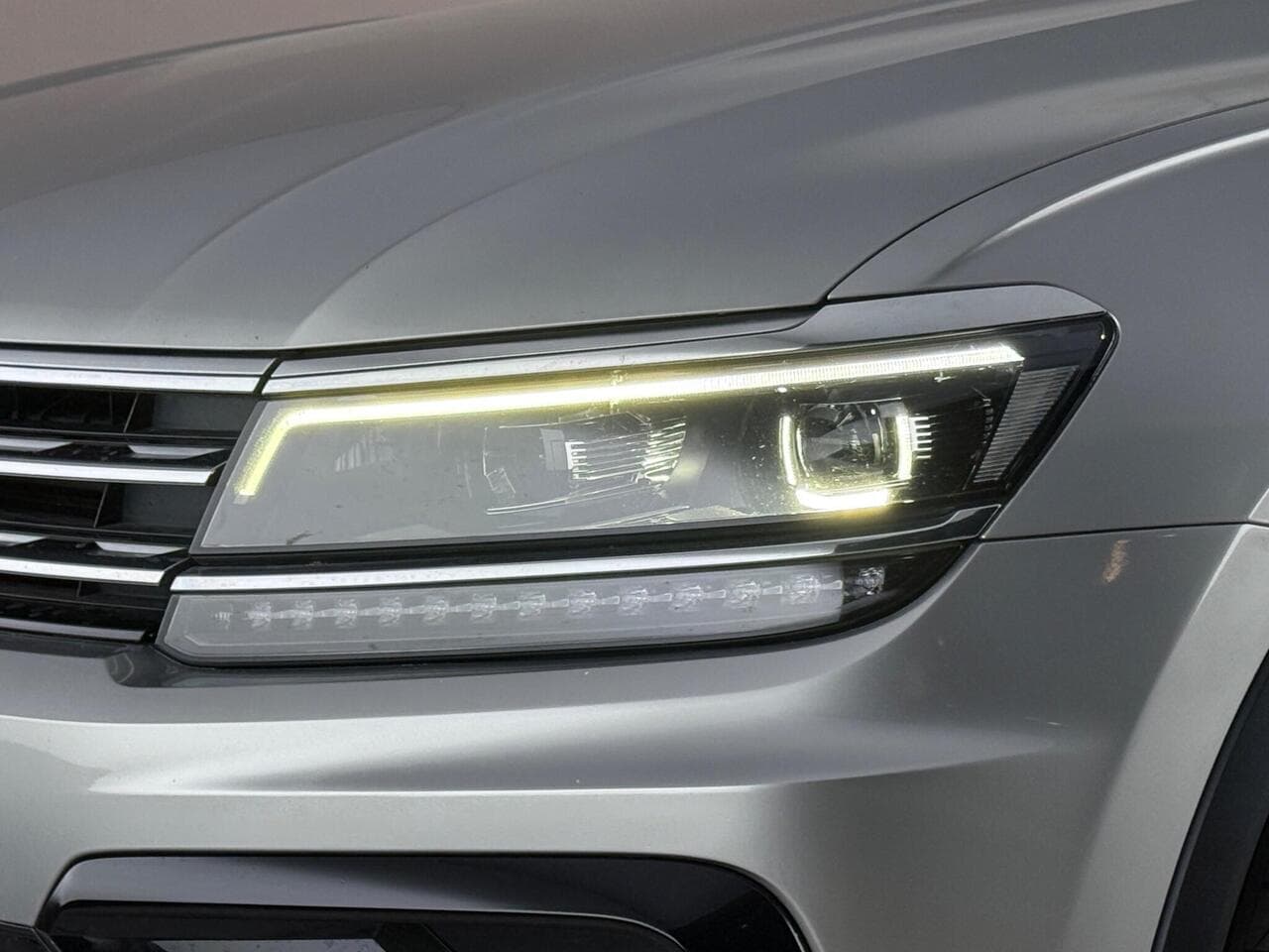 Volkswagen Tiguan thumbnail Lights Front
