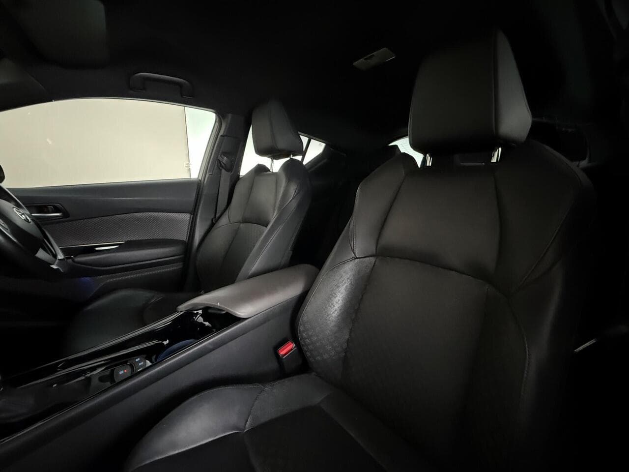 Toyota C-HR thumbnail Seat Front Passenger