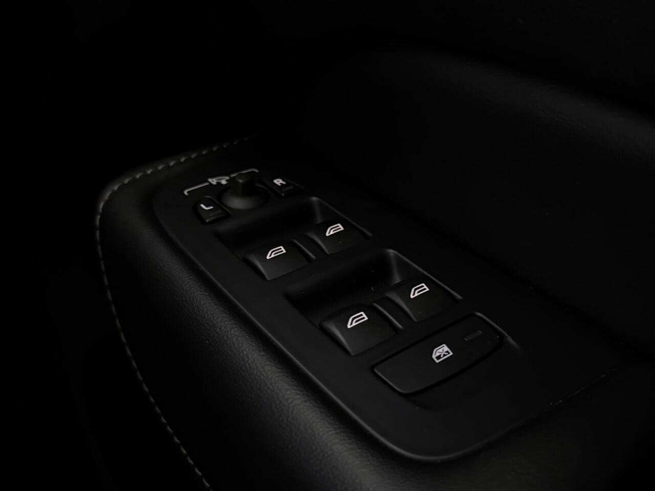 Volvo XC60 thumbnail Misc Controls