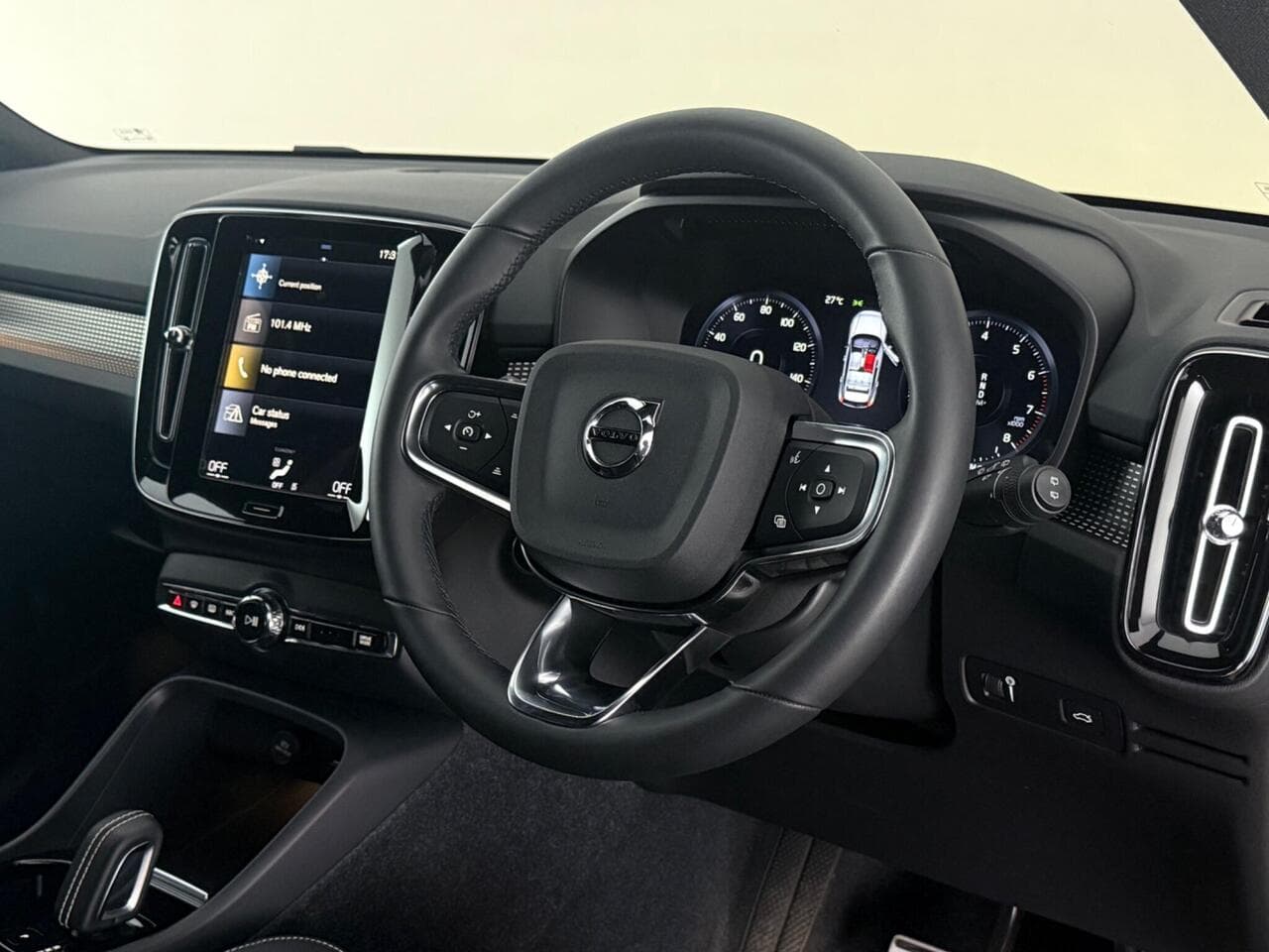Volvo XC40 thumbnail Steering Wheel