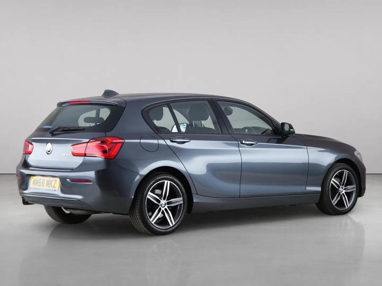 BMW 1 Series thumbnail Side Right
