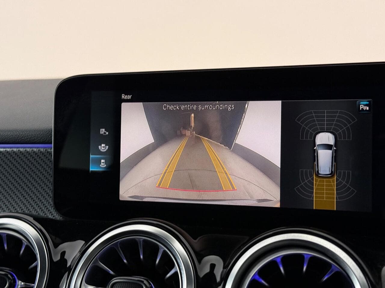Mercedes-Benz GLB thumbnail Infotainment System