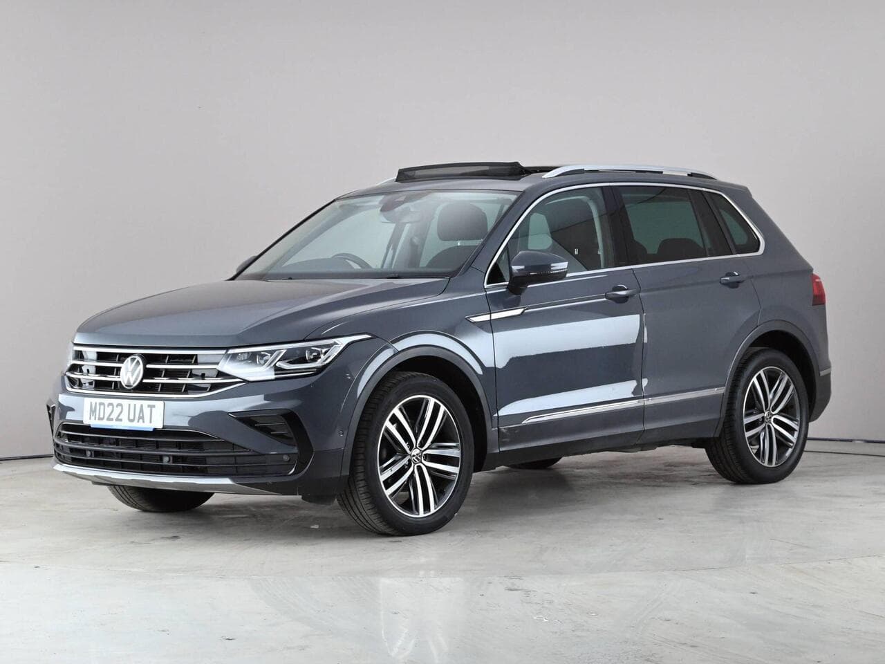Volkswagen Tiguan thumbnail Front Left