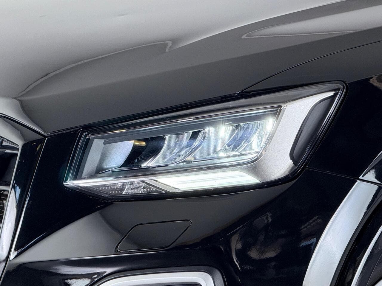 Audi Q2 thumbnail Lights Front