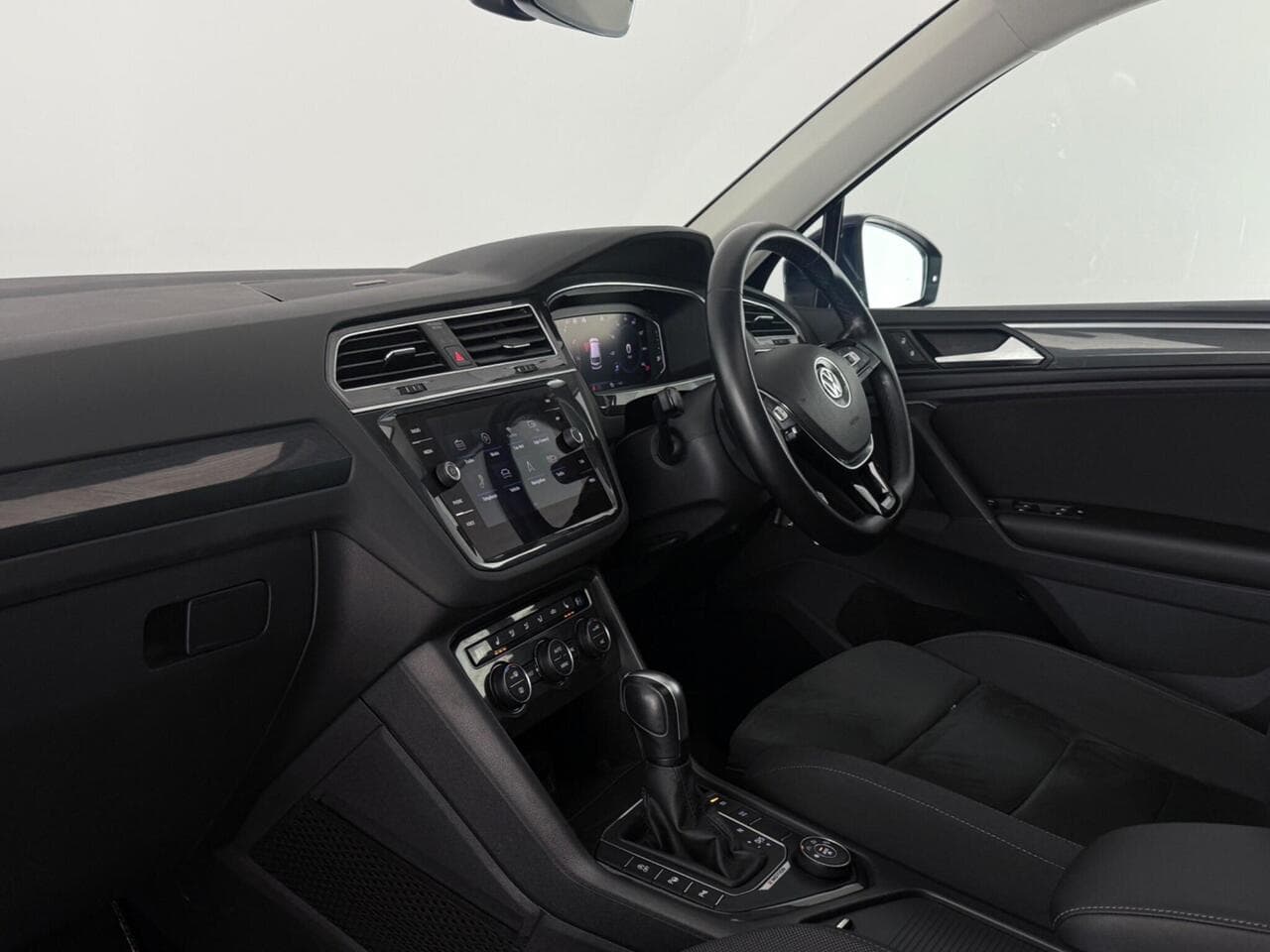 Volkswagen Tiguan thumbnail Interior Front