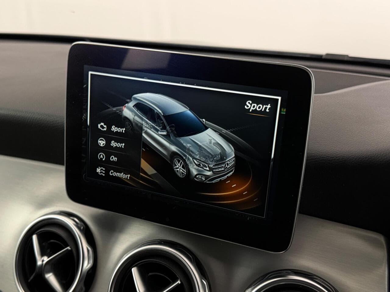 Mercedes-Benz GLA thumbnail Infotainment System