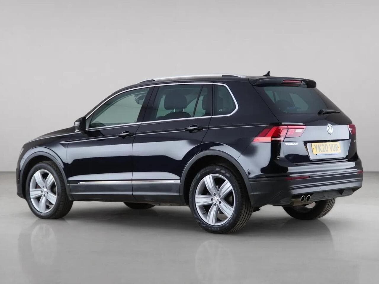 Volkswagen Tiguan thumbnail Side Left