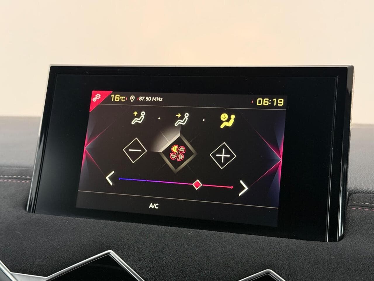 DS AUTOMOBILES DS 3 CROSSBACK thumbnail Infotainment System
