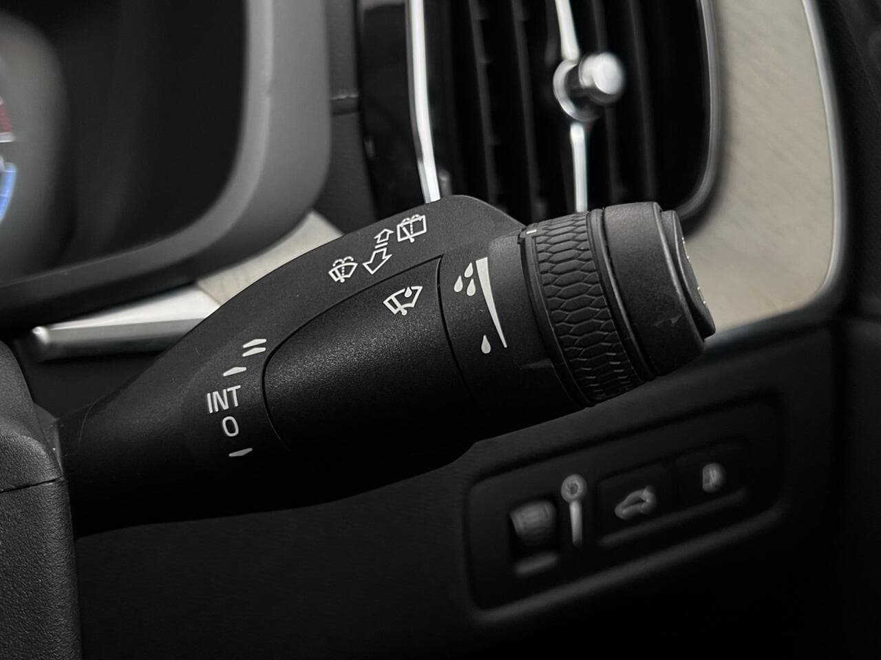 Volvo XC60 thumbnail Misc Controls