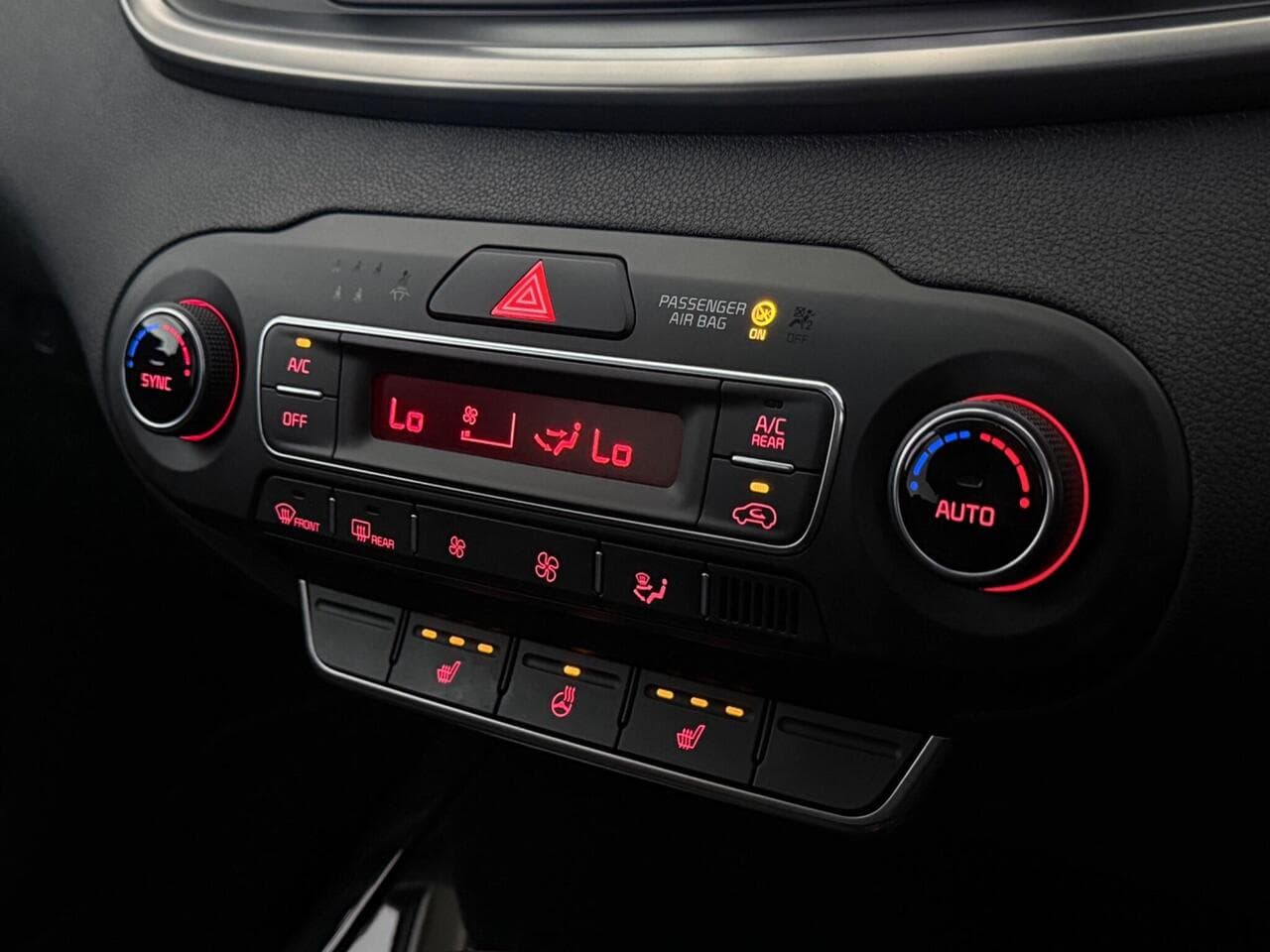 Kia Sorento thumbnail Interior Front
