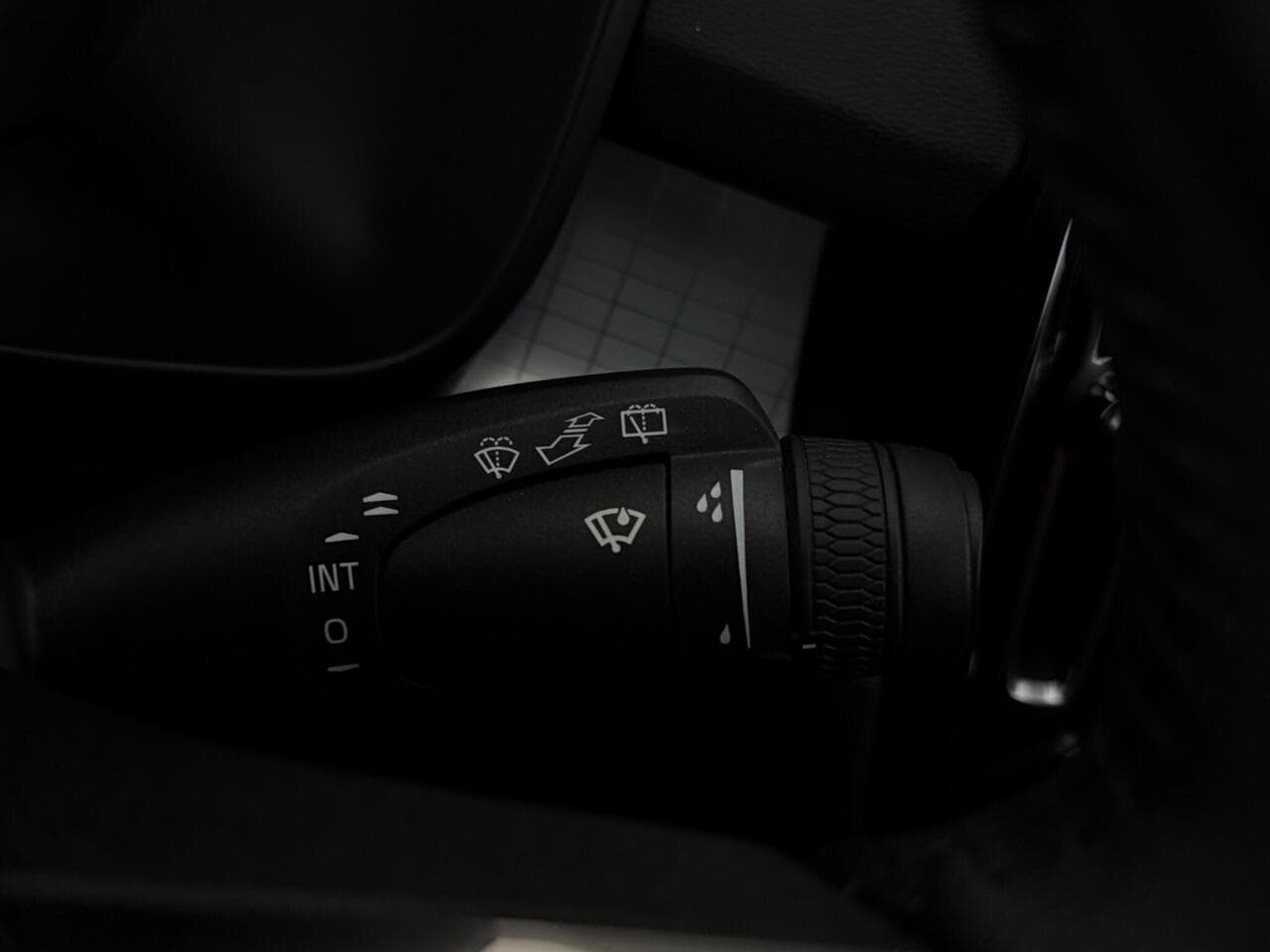 Volvo XC40 thumbnail Misc Controls