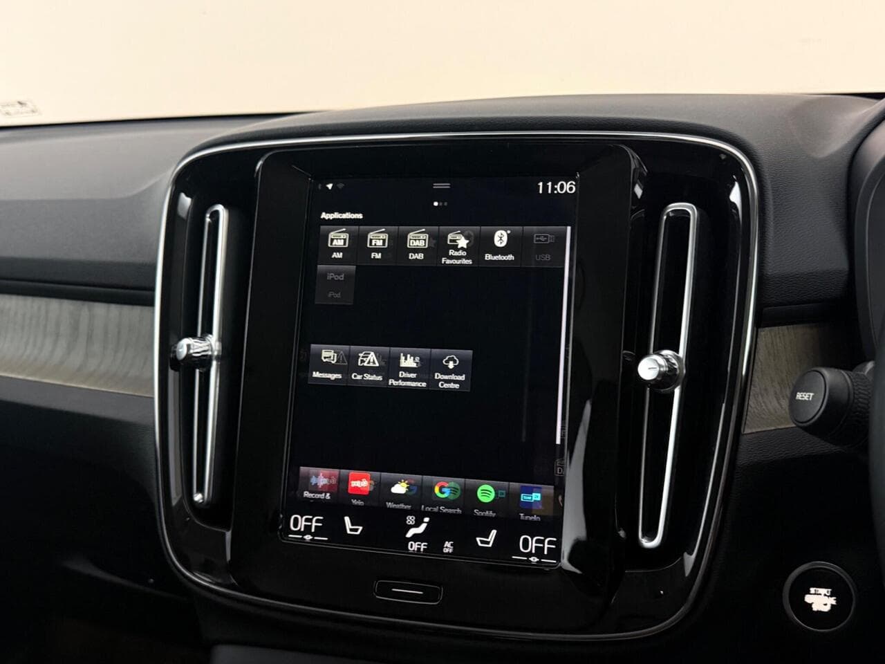 Volvo XC40 thumbnail Infotainment System