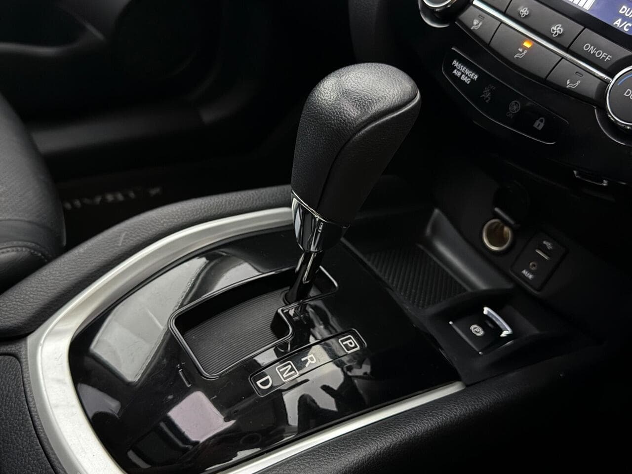 Nissan X-Trail thumbnail Interior Front