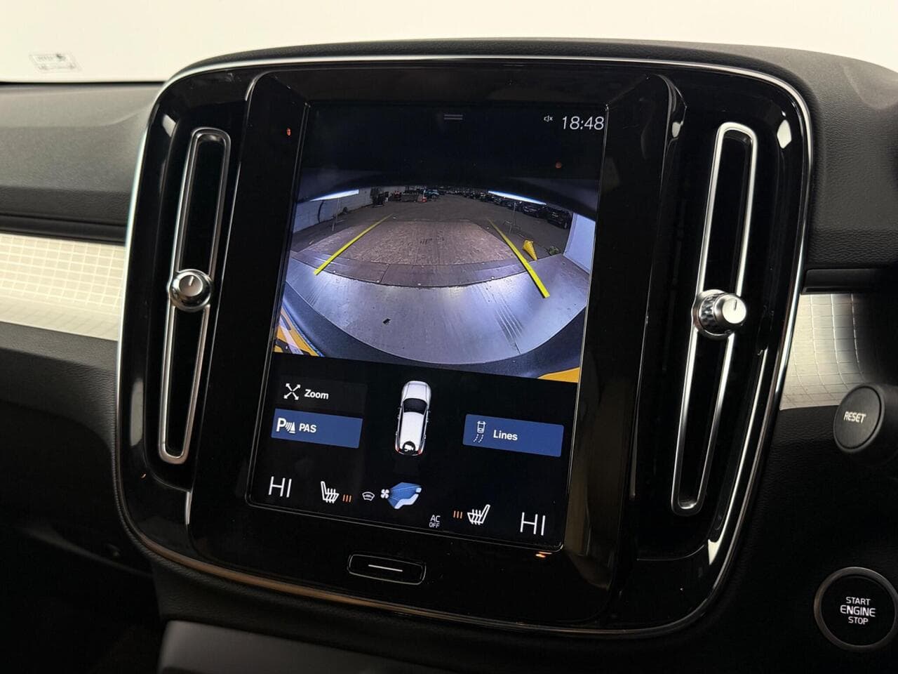 Volvo XC40 thumbnail Infotainment System