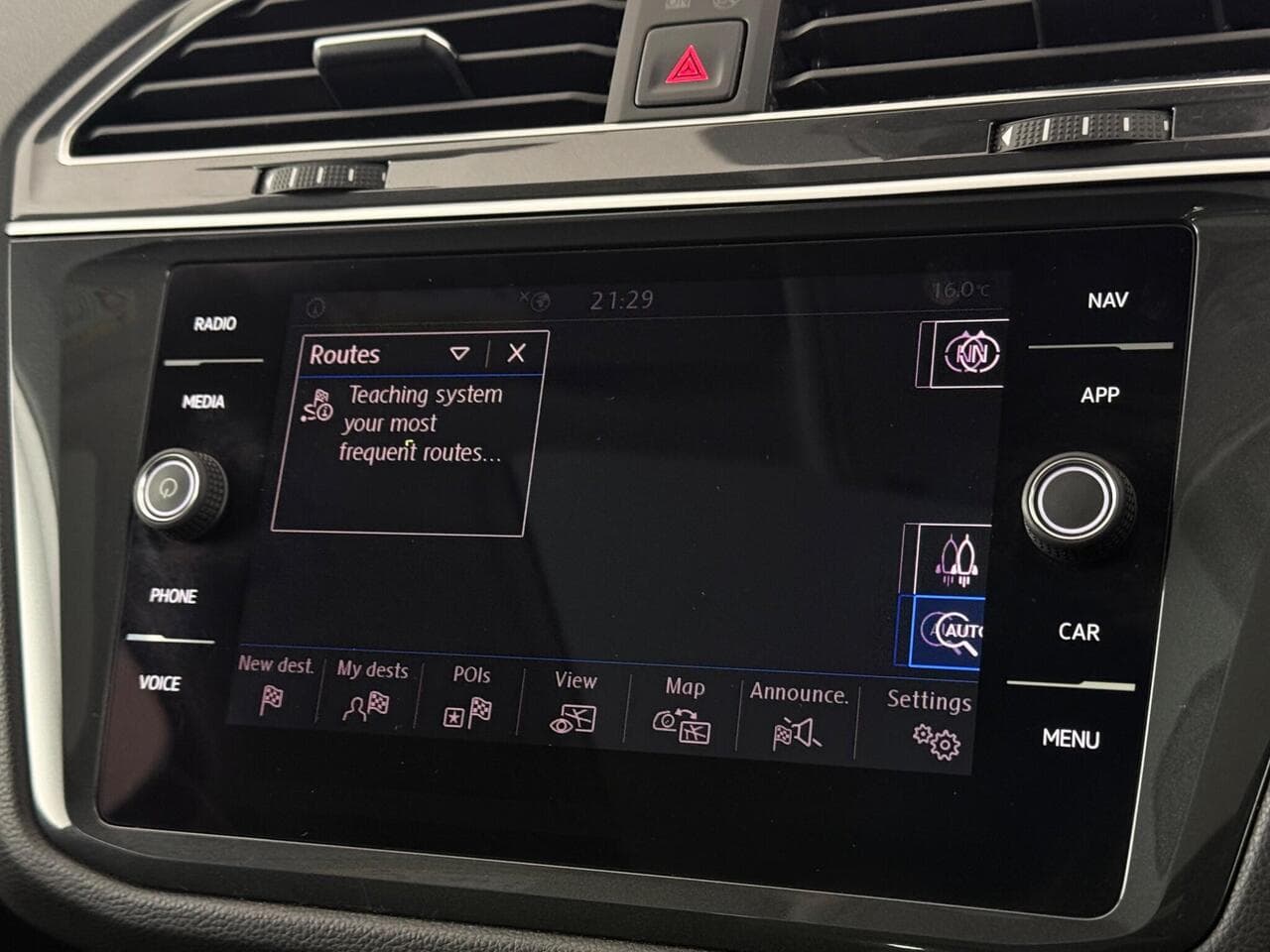 Volkswagen Tiguan thumbnail Infotainment System