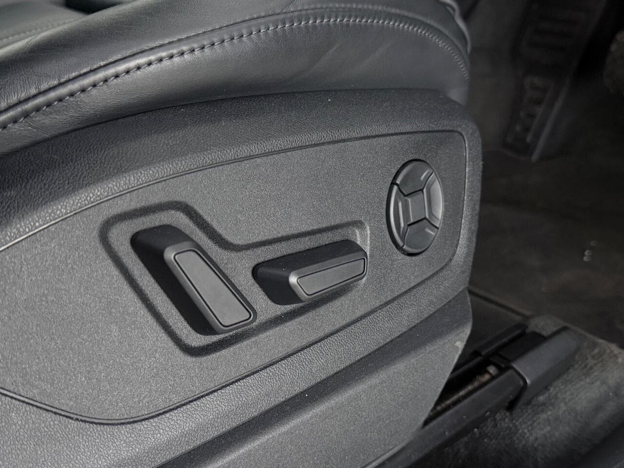 Audi e-tron thumbnail Door Interior