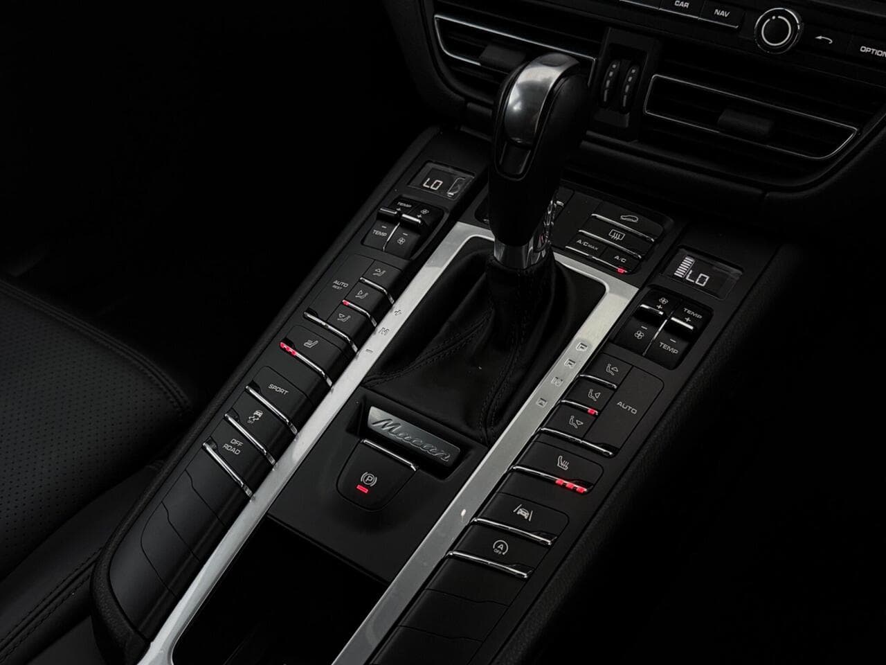 Porsche Macan thumbnail Interior Front