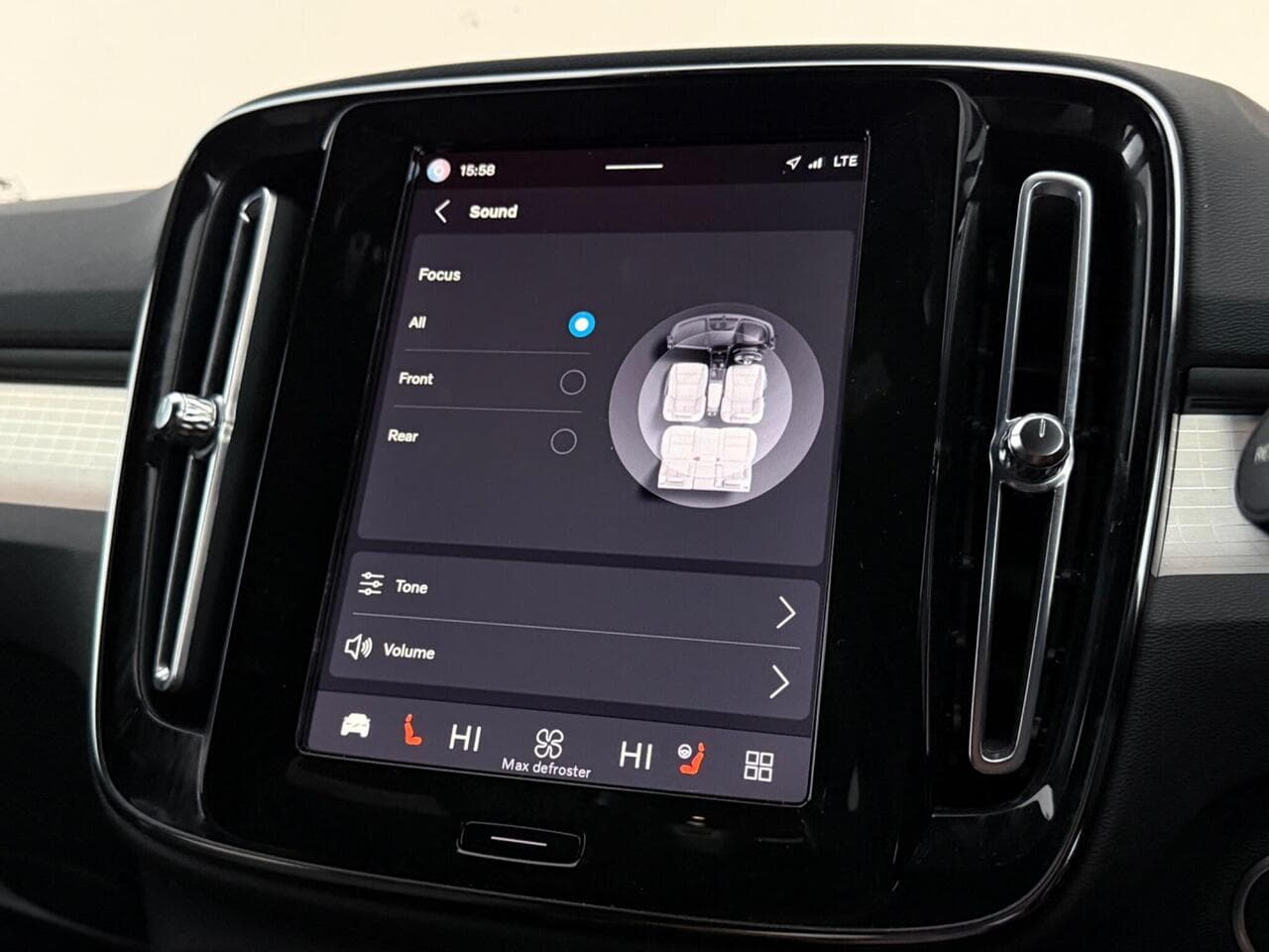 Volvo XC40 thumbnail Infotainment System