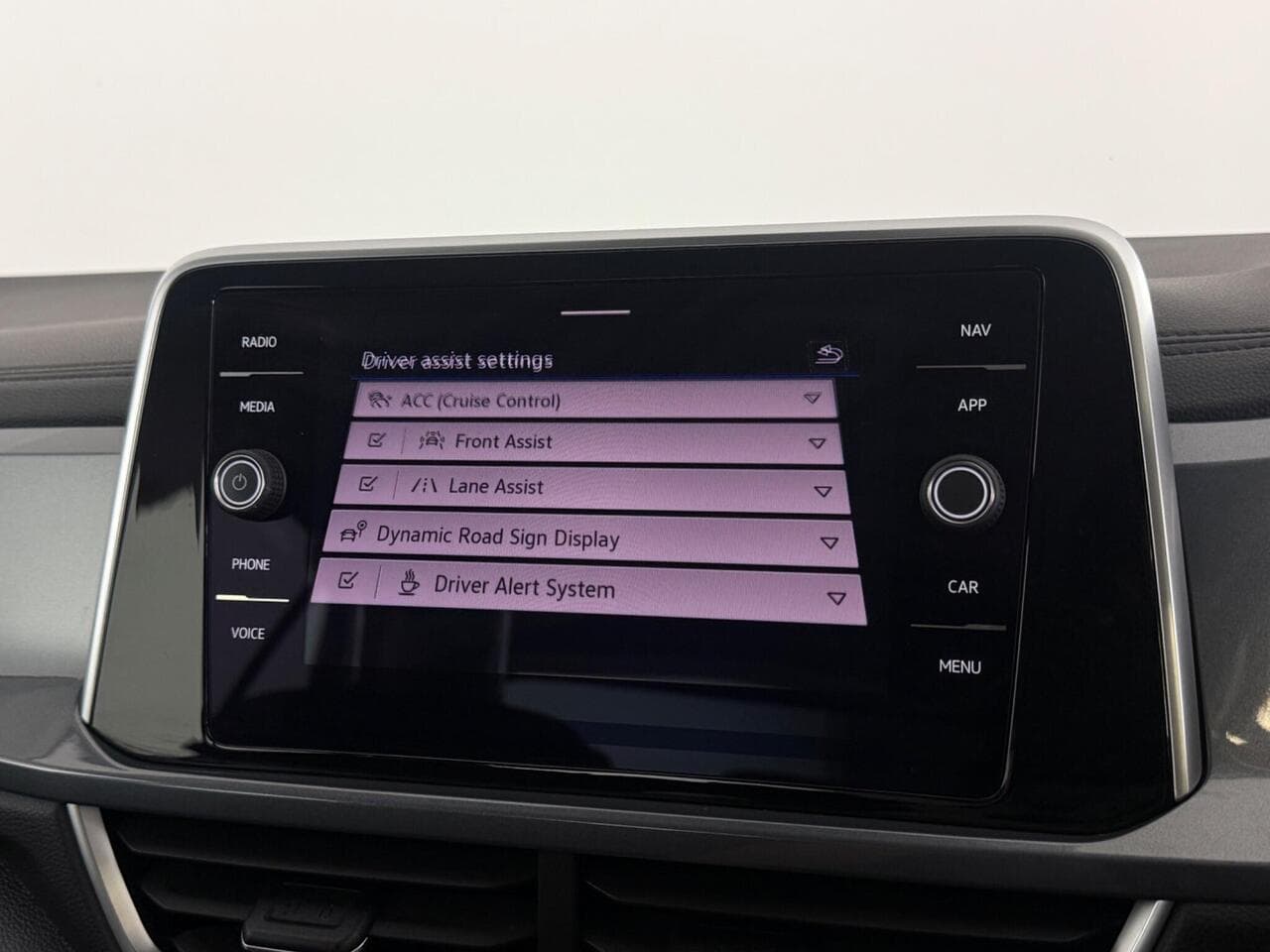 Volkswagen T-Roc thumbnail Infotainment System