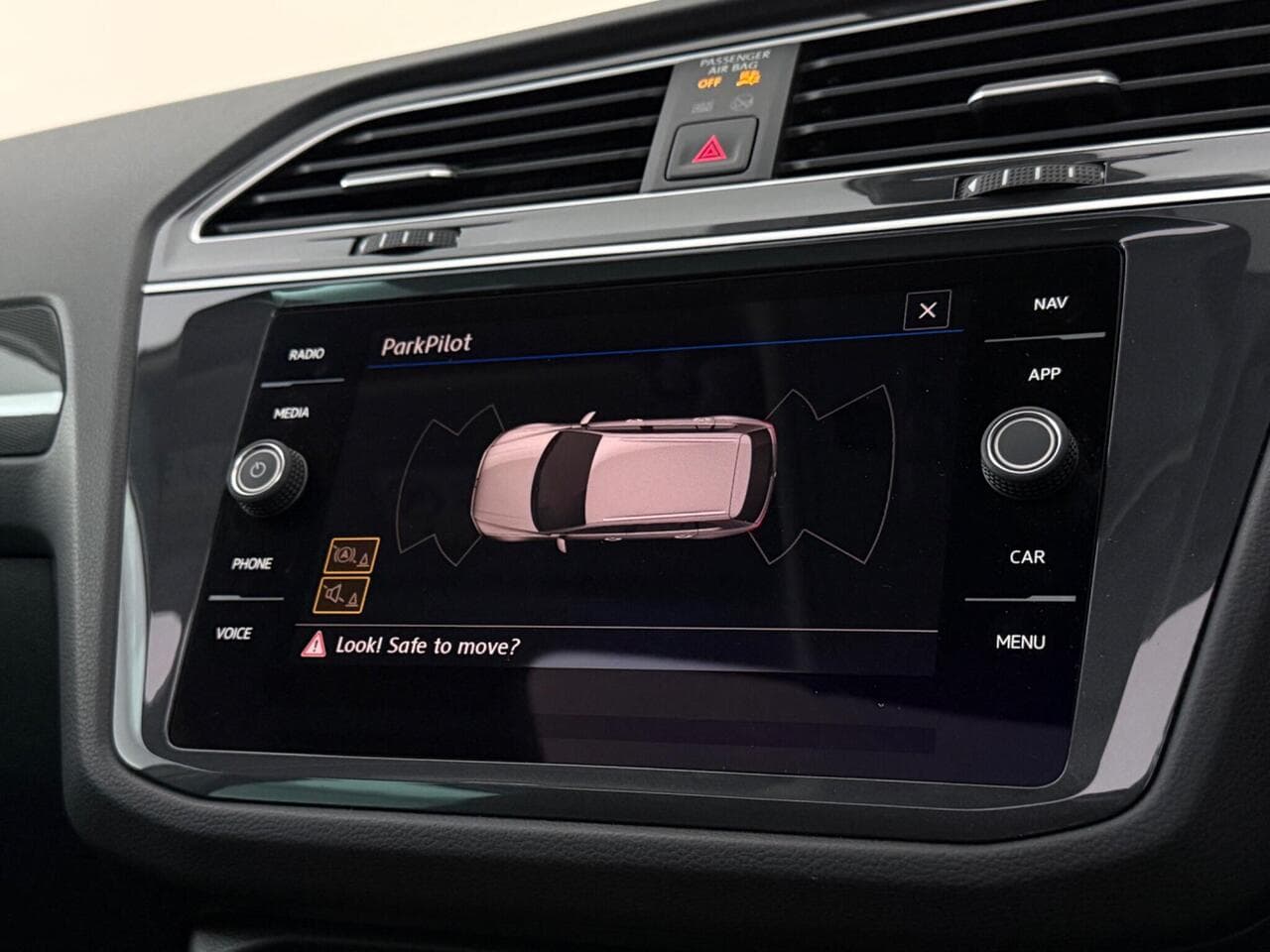 Volkswagen Tiguan thumbnail Infotainment System