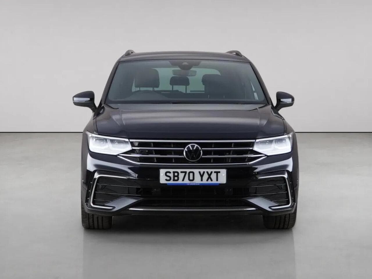 Volkswagen Tiguan thumbnail Front