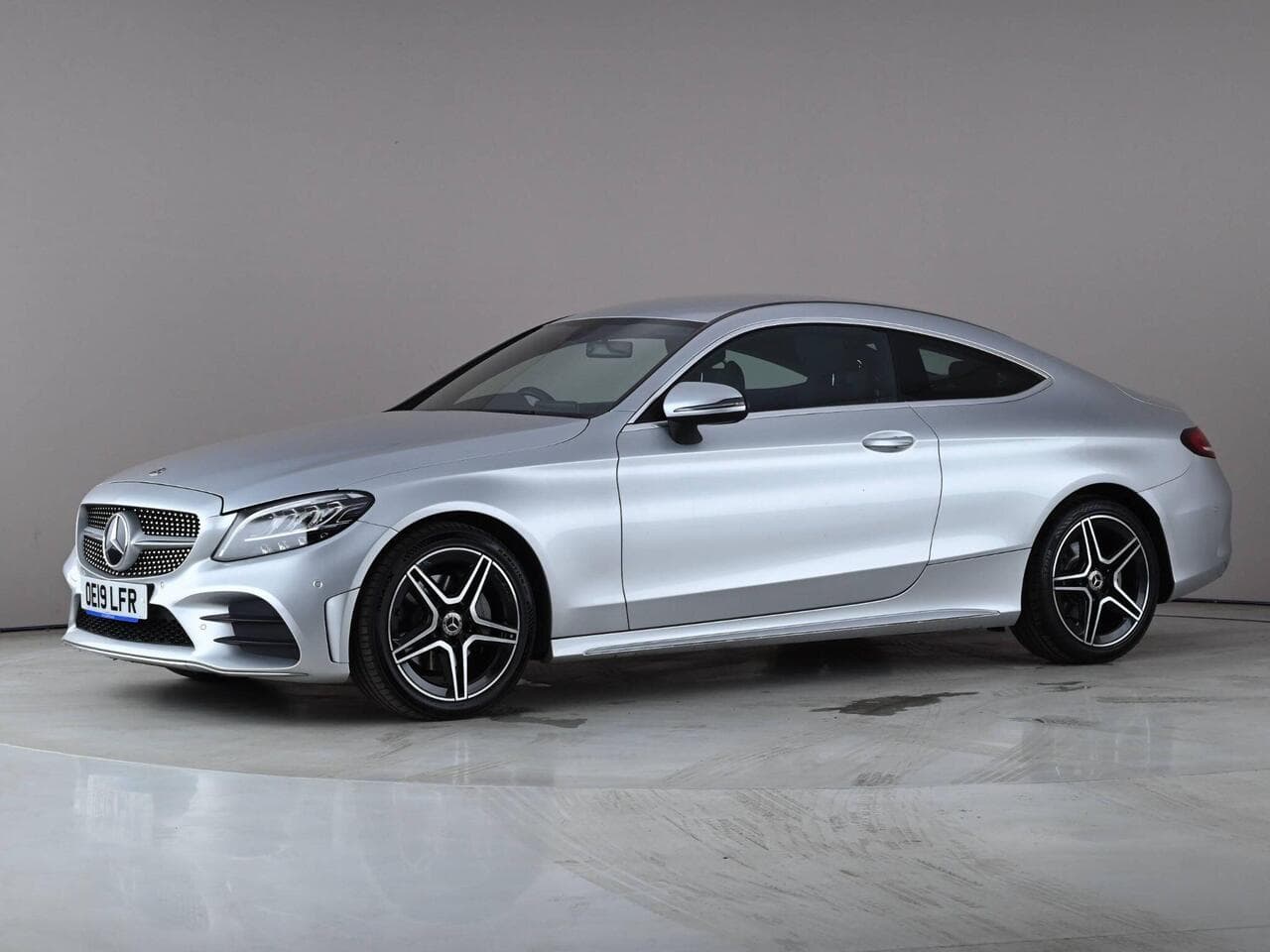 Mercedes-Benz C Class thumbnail Front Left