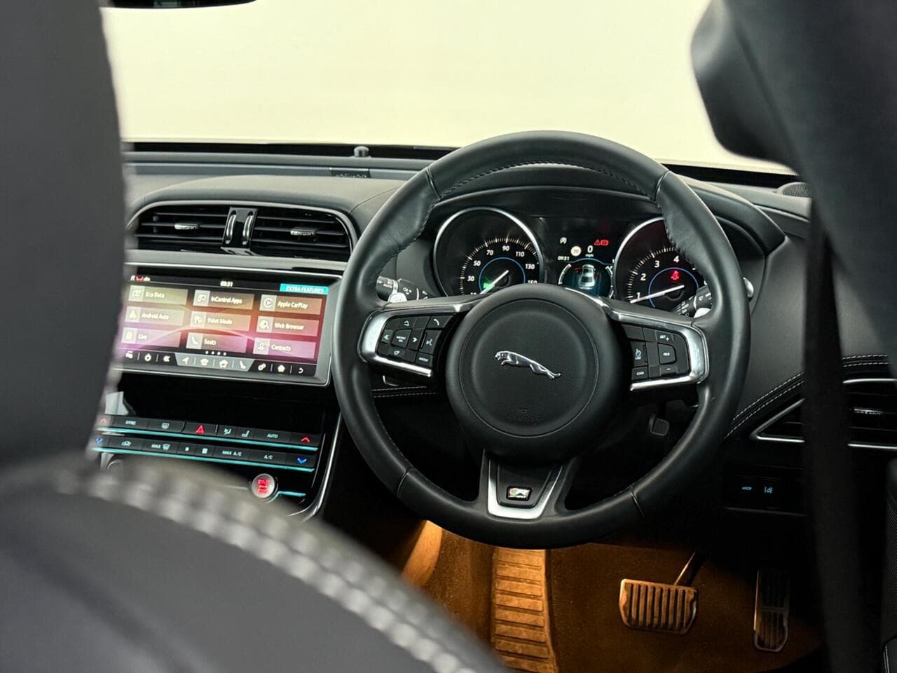 Jaguar XE thumbnail Steering Wheel