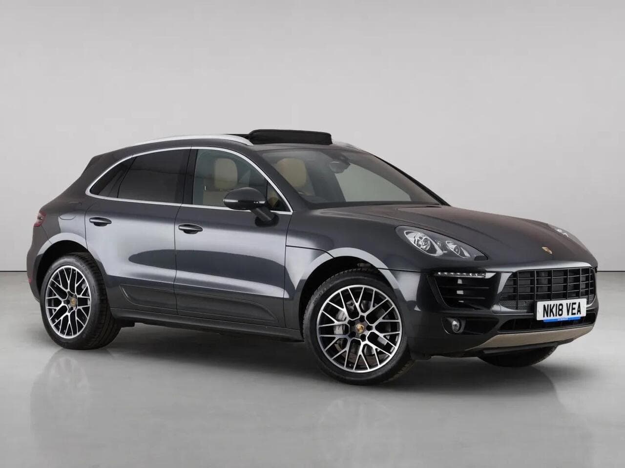 Porsche Macan thumbnail Front Right