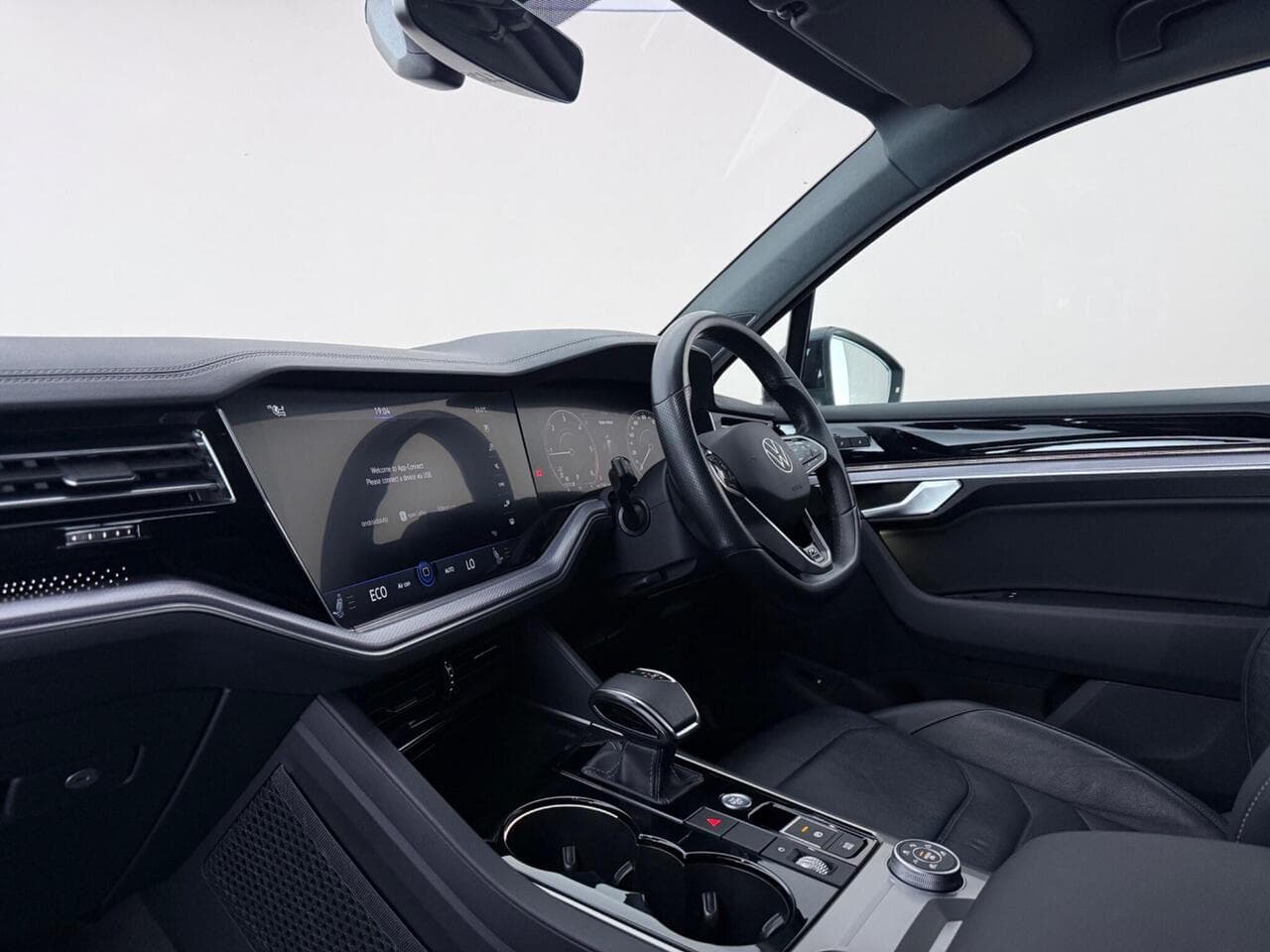 Volkswagen Touareg thumbnail Interior Front