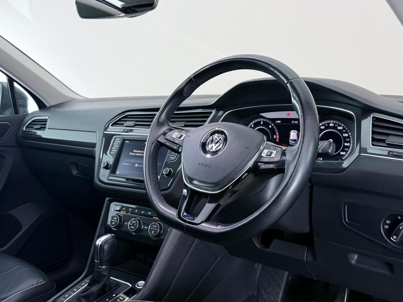 Volkswagen Tiguan thumbnail Interior Front