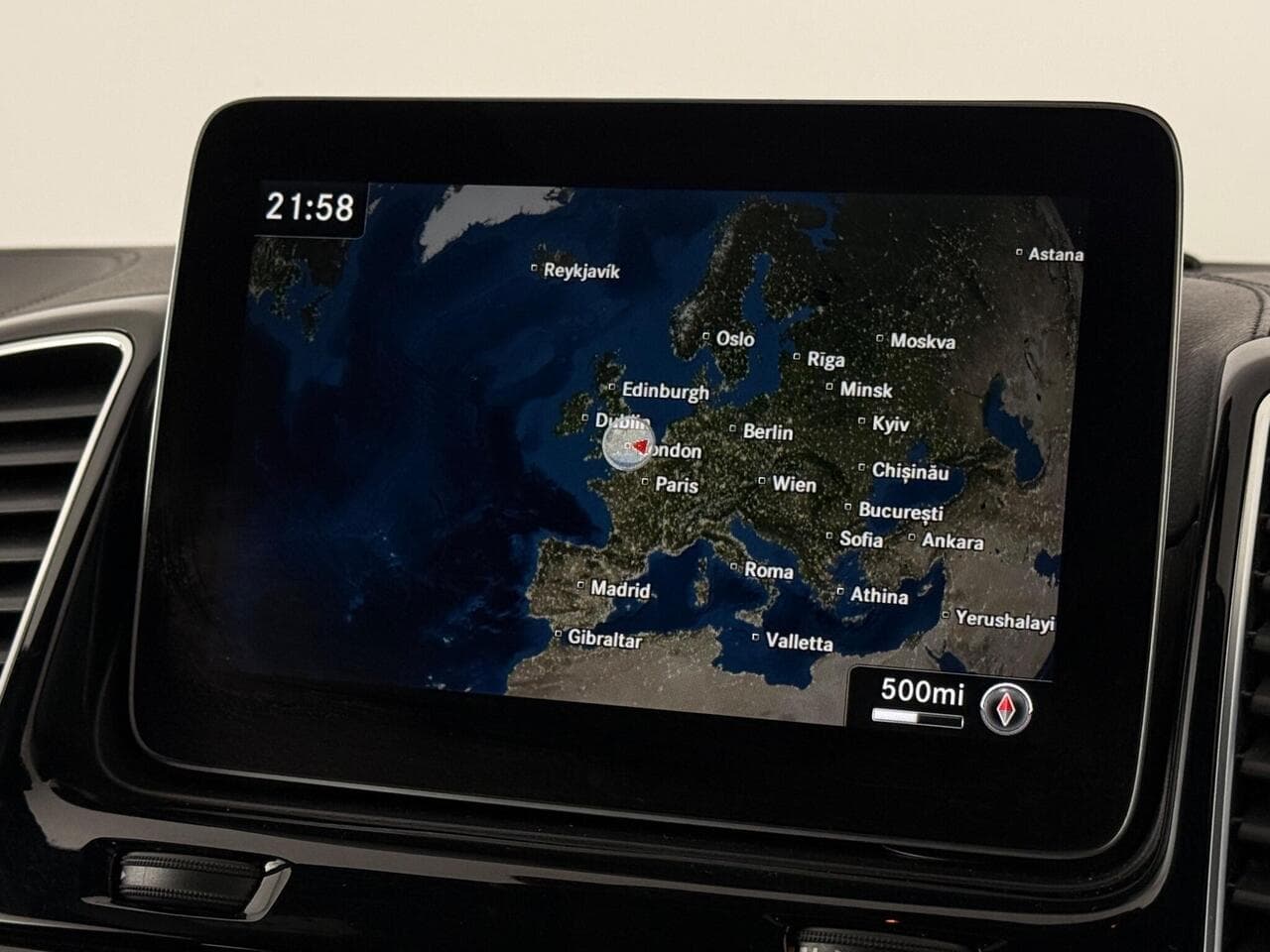 Mercedes-Benz GLS thumbnail Infotainment System