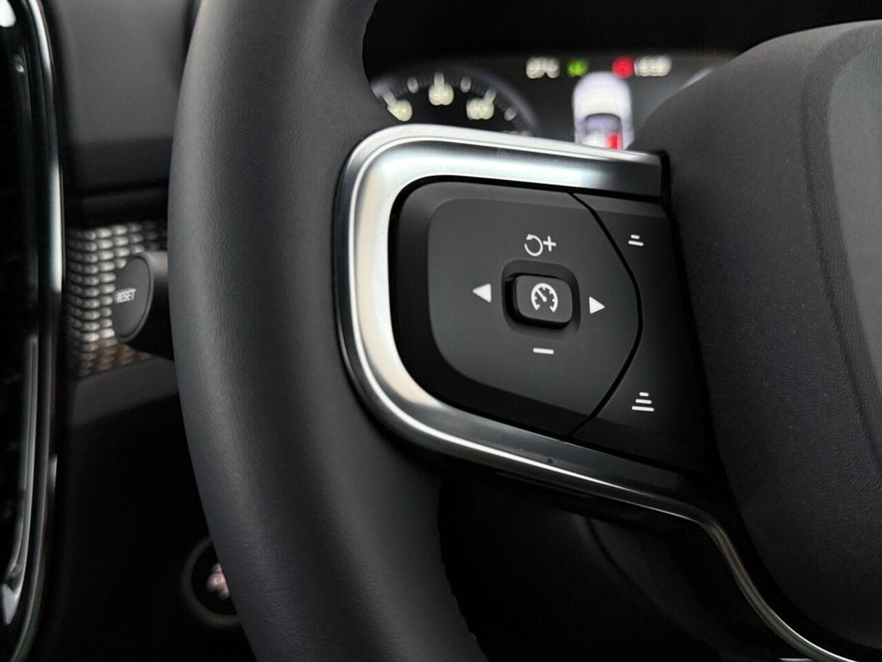 Volvo XC40 thumbnail Misc Controls