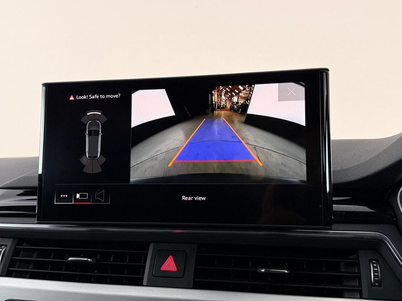Audi A4 Avant thumbnail Infotainment System