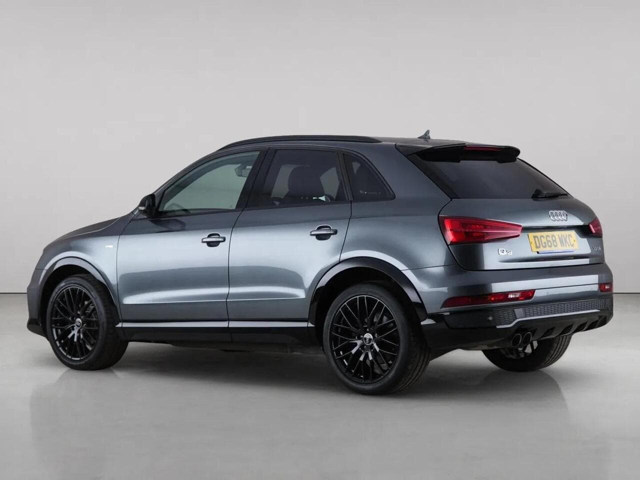 Audi Q3 thumbnail Side Left