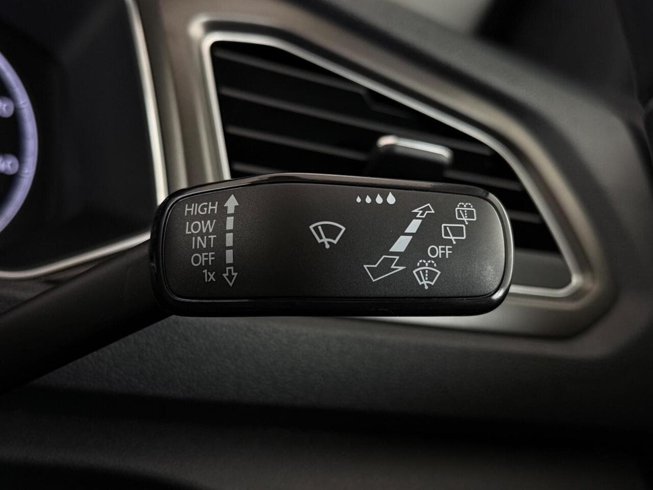 Volkswagen T-Roc thumbnail Misc Controls