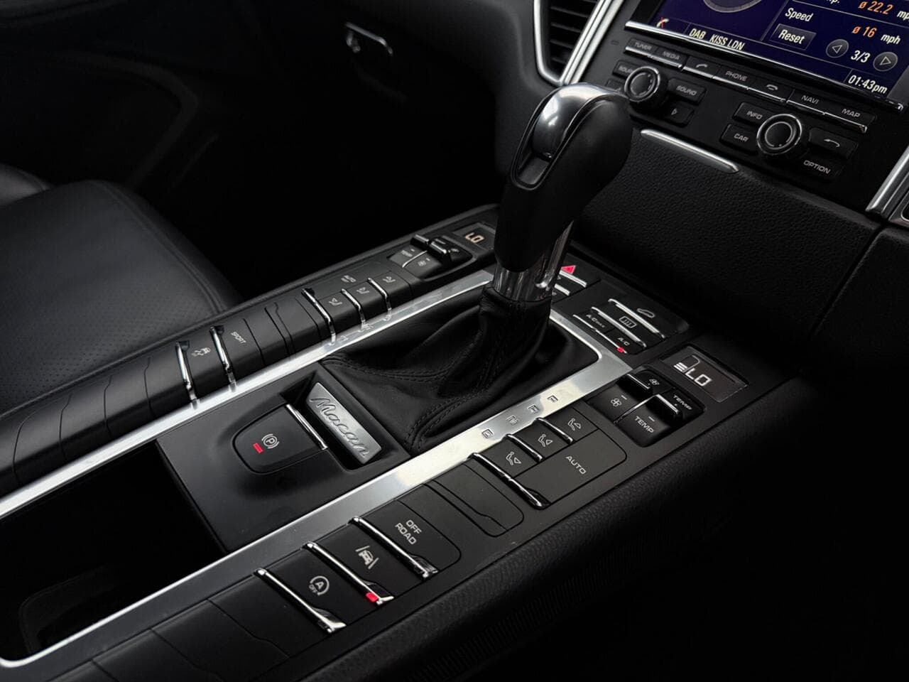 Porsche Macan thumbnail Interior Front