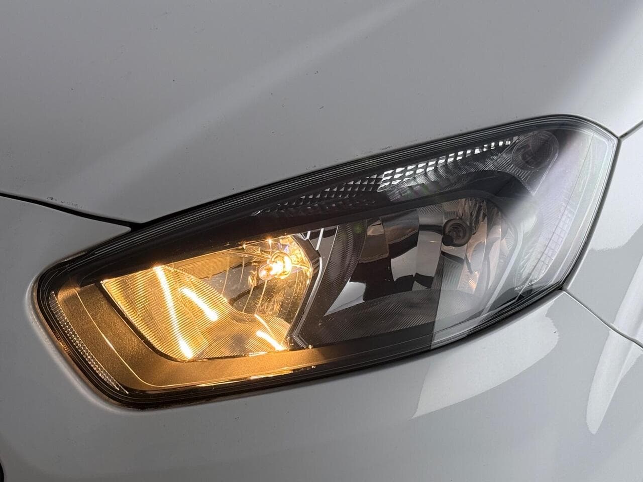 Ford Transit Courier thumbnail Lights Front